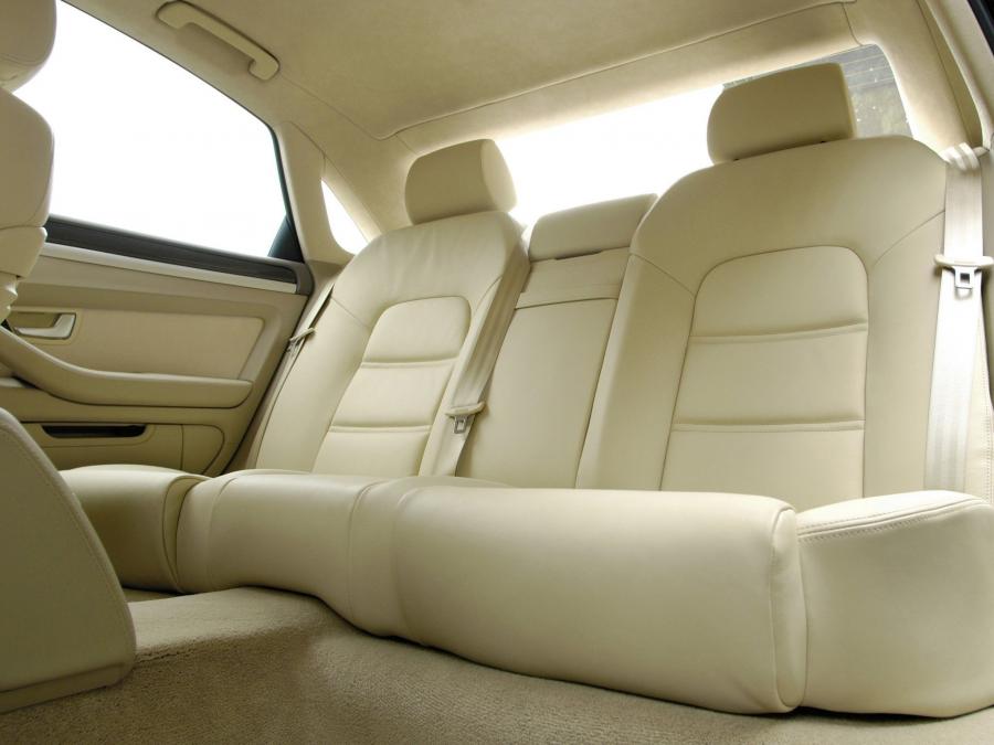 Интерьер Audi S8 (D3) 2005 года  (UK) (фото 3 из 7)